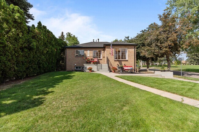 Foto del edificio - Stunning 4 Bed 2 Bath Home across the Stre...