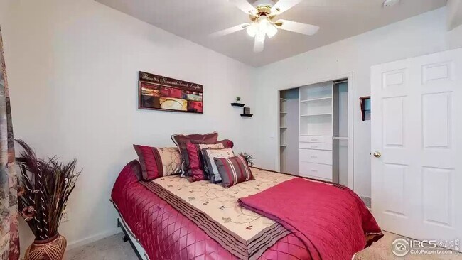 1 bedroom with built in drawers and shelving - 3319 Pheasant St