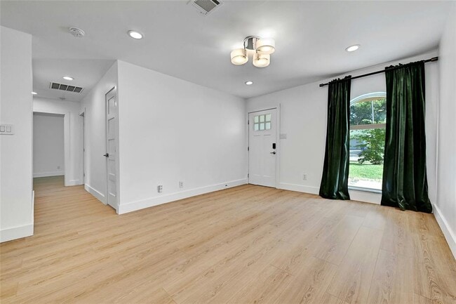 Building Photo - 2604 Berkett Dr