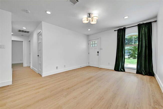 Foto del edificio - 2604 Berkett Dr