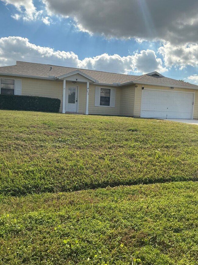 MOVE IN SPECIAL $250 OFF! Pet friendly P... - MOVE IN SPECIAL $250  OFF!  Pet friendly P... House