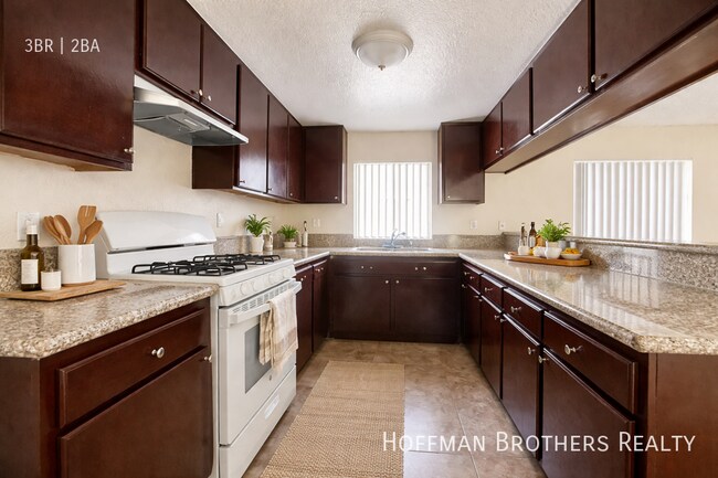 Foto del edificio - 8926 Burnet Ave