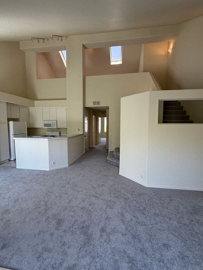 Foto del edificio - SPACIOUS 2 BEDROOM, 2 BATHROOM TOWNHOME  IN THE VILLAGIO. A NORTH SAN JOSE GEM. MUST SEE!!!