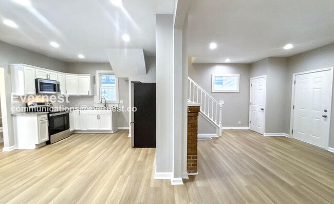 Building Photo - 3 Bed/1.5 Bath Home with Fenced Yard / Pet-Friendly / Available Now!