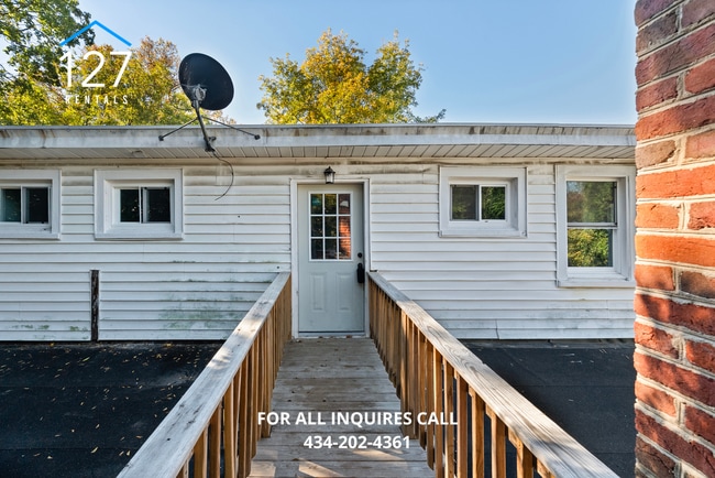 Building Photo - Updated 3BR Apartment with Modern Kitchen ...