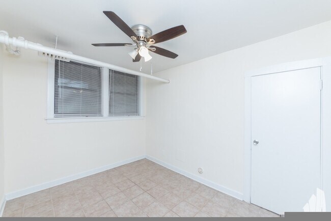 Foto del edificio - 4951 North Oakley-1