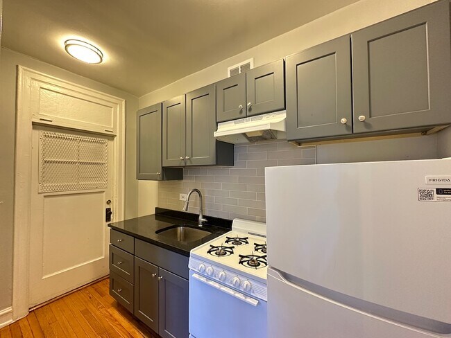 Foto del edificio - 1369 W Estes Ave
