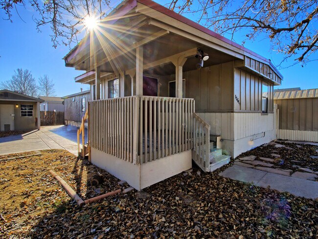 Building Photo - 3061 1/2 Sandpiper Ave