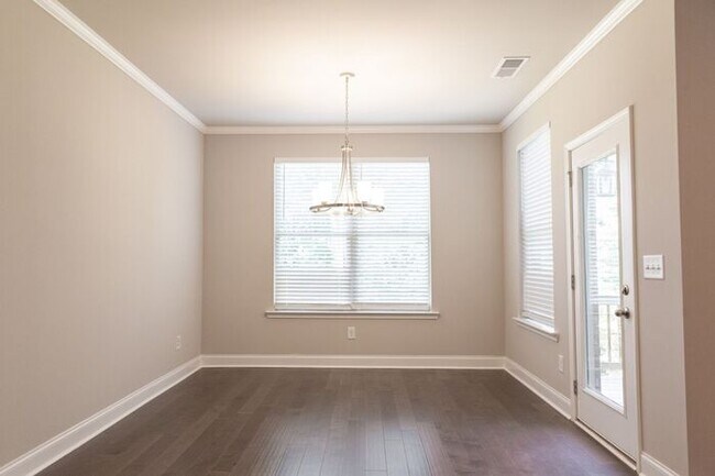 Foto del edificio - 5970 Arbor Knoll Pl