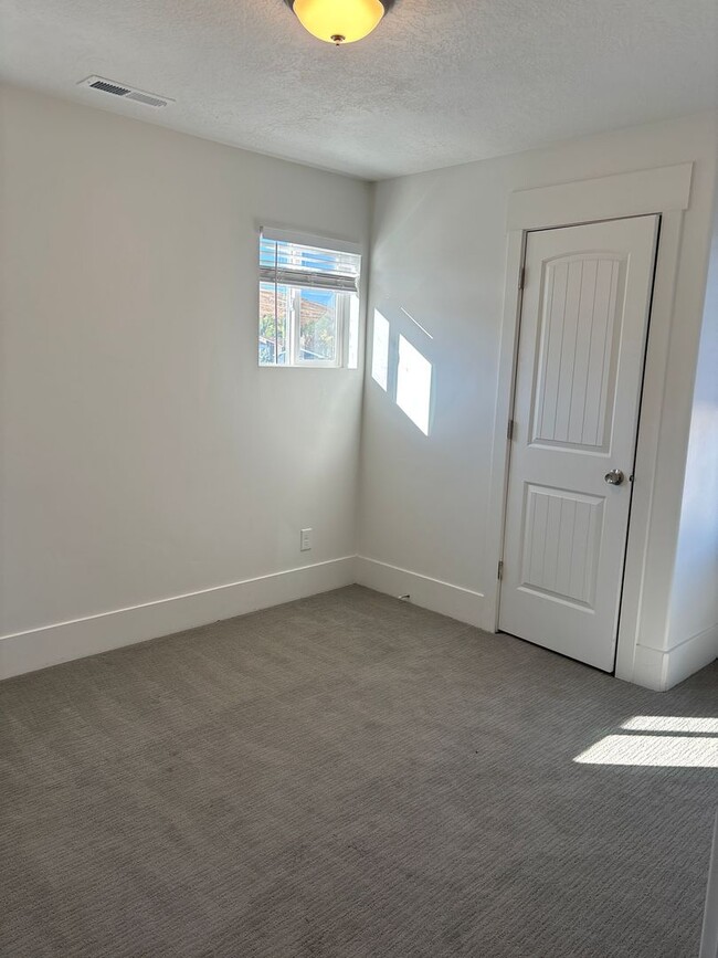Building Photo - Pet Friendly Townhome