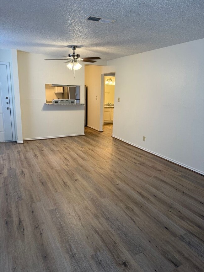 Building Photo - Move-in ready 1-bedroom, 1-bath condo in a...