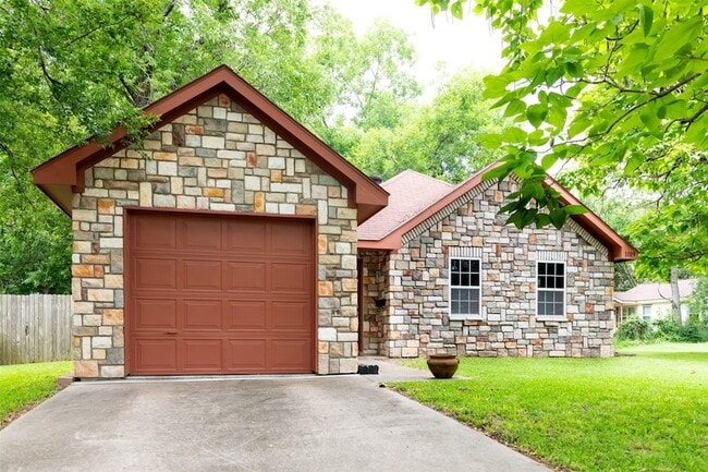 Building Photo - 1019 Pine St