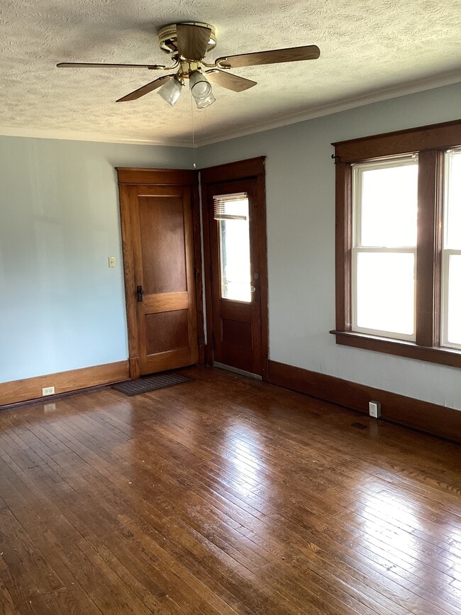 Building Photo - 401 Haney Ave