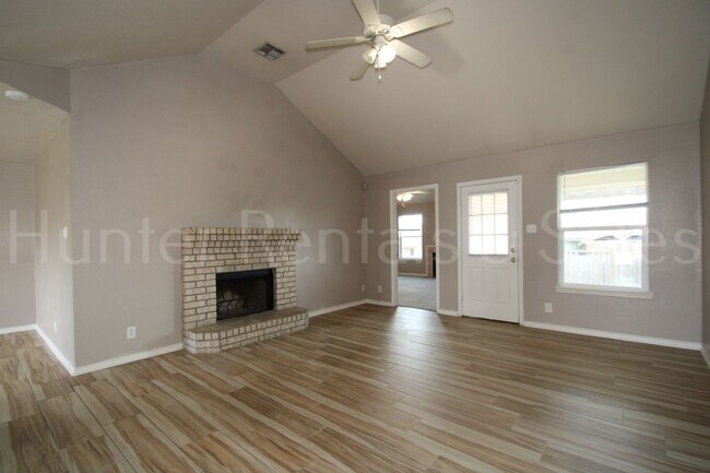 Building Photo - Well-Maintained & Move-In Ready in South K...