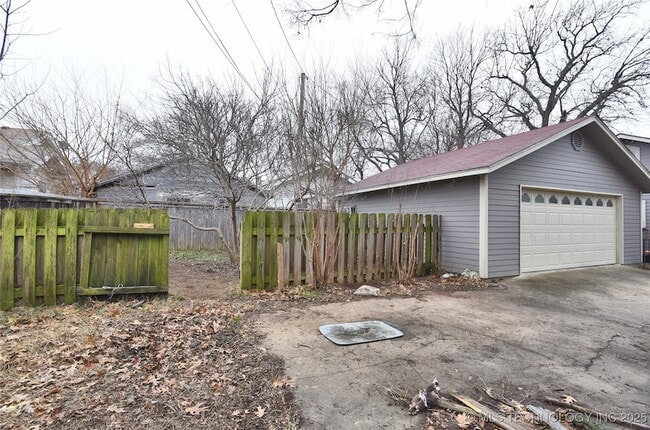 Building Photo - 319 S Gillette Ave