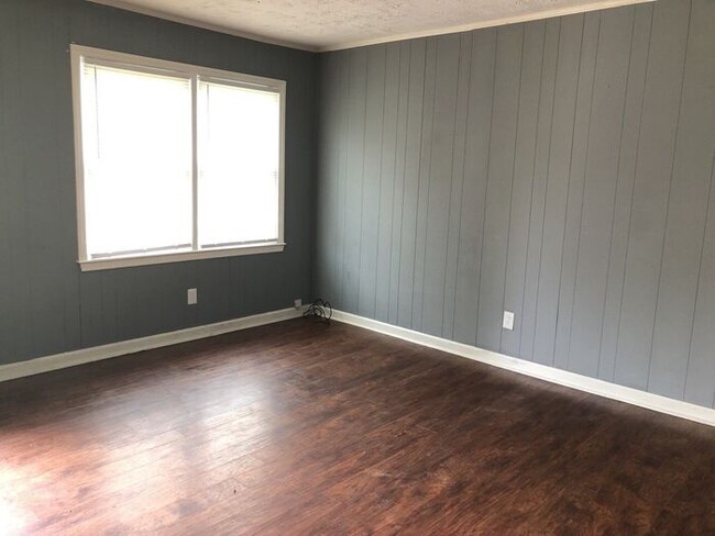 Building Photo - 2 Bedroom 1 Bath Duplex Ready for Rent!