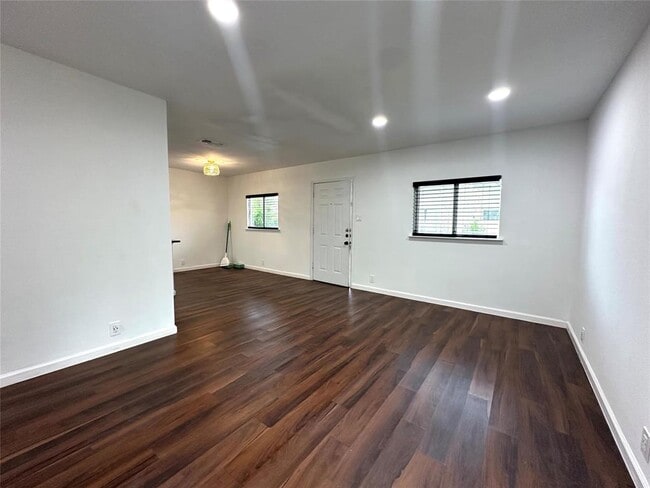 Building Photo - 2402 Parker Cir