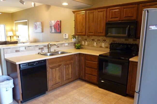Kitchen - 510 W University Dr