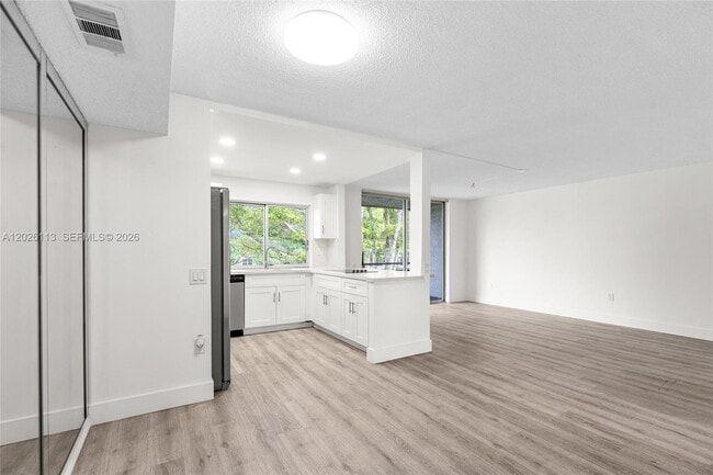 Foto del edificio - 9091 Lime Bay Blvd