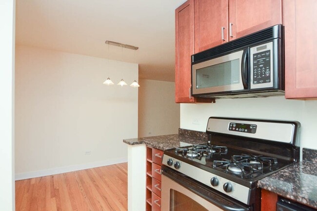 Building Photo - 628 W Wrightwood Ave