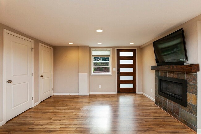 Building Photo - 3384 SE Gladstone St