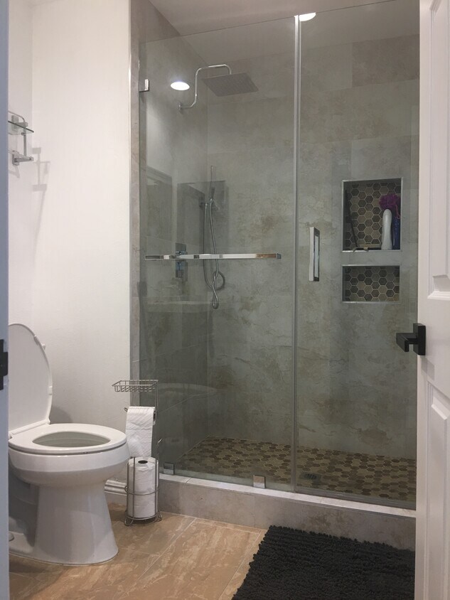 Foto principal - 9140 Crebs Ave