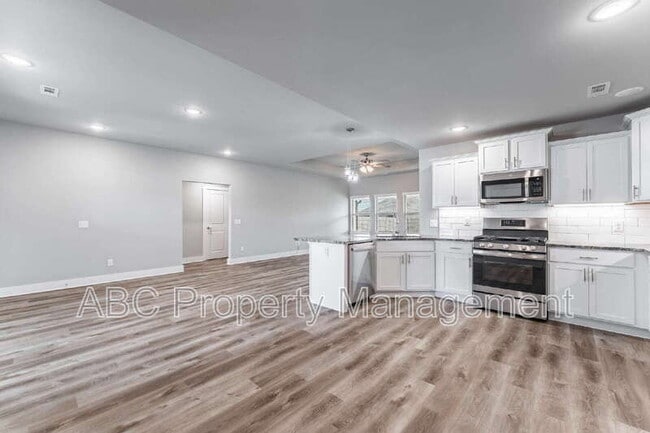 Building Photo - 410 Citation St