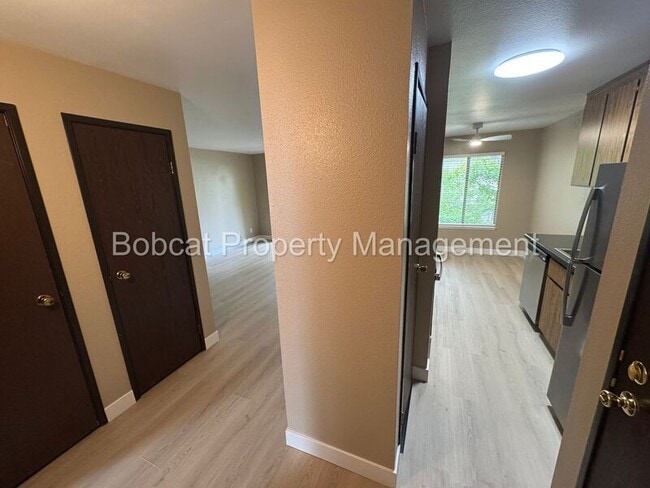 Building Photo - 400 S Saliman Rd