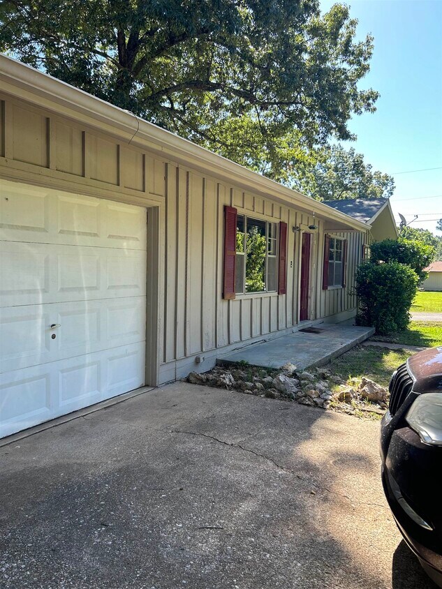 Primary Photo - 119 Pottawattamie Dr