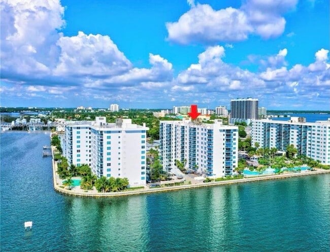 Foto del edificio - 7501 E Treasure Dr