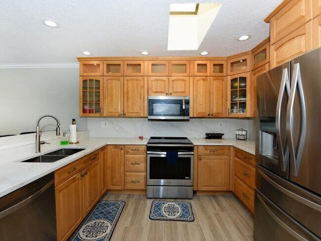 Foto del edificio - 5979 Pinebrook Dr