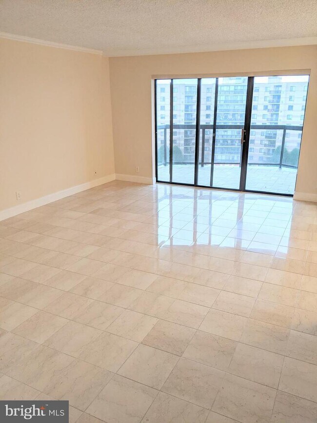 Foto del edificio - 8350 Greensboro Dr