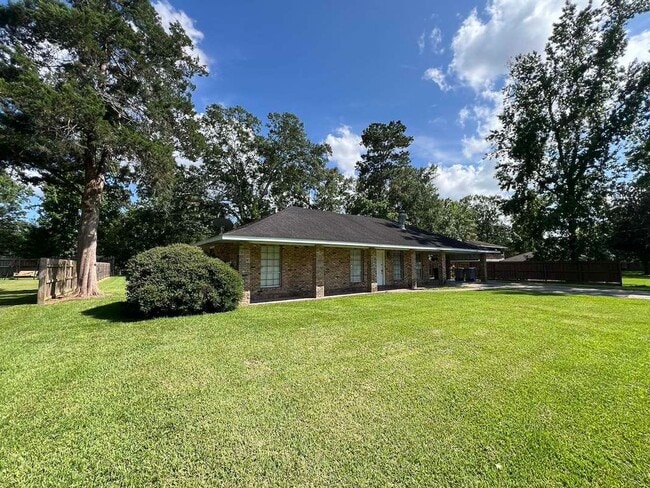 Building Photo - Baker's Historic Buffwood Subdivision, 3 bedroom, 2 bath home loaded with amenities