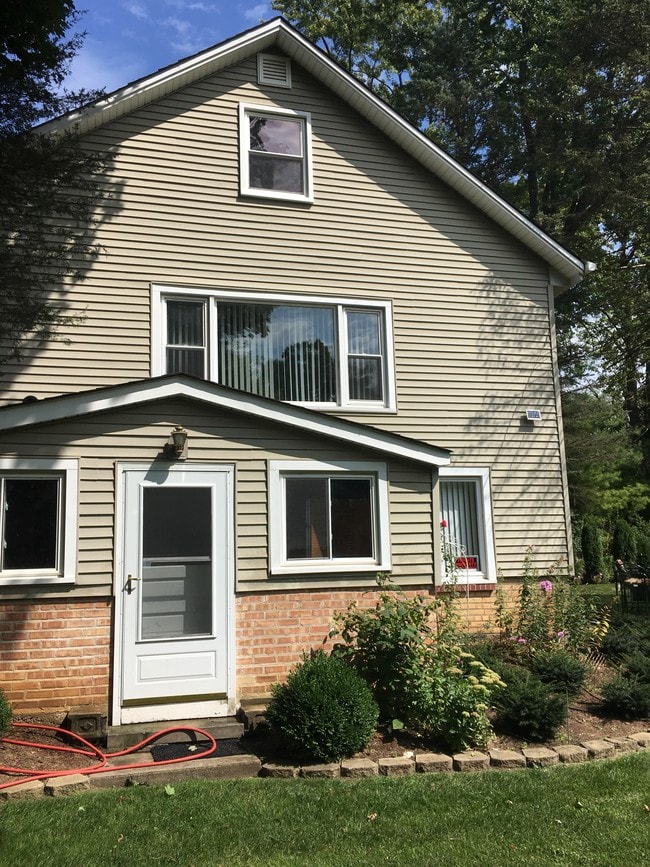 Building Photo - 2123 Hillside Ter
