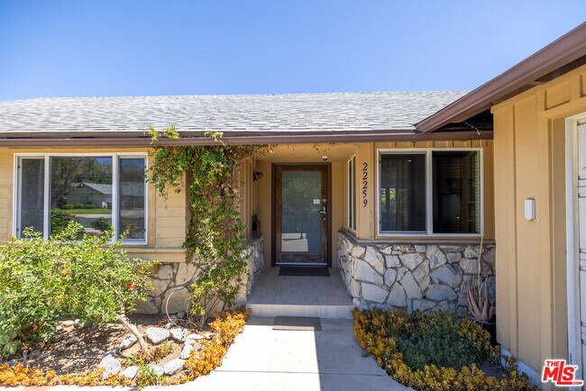 Foto del edificio - 22259 HART St