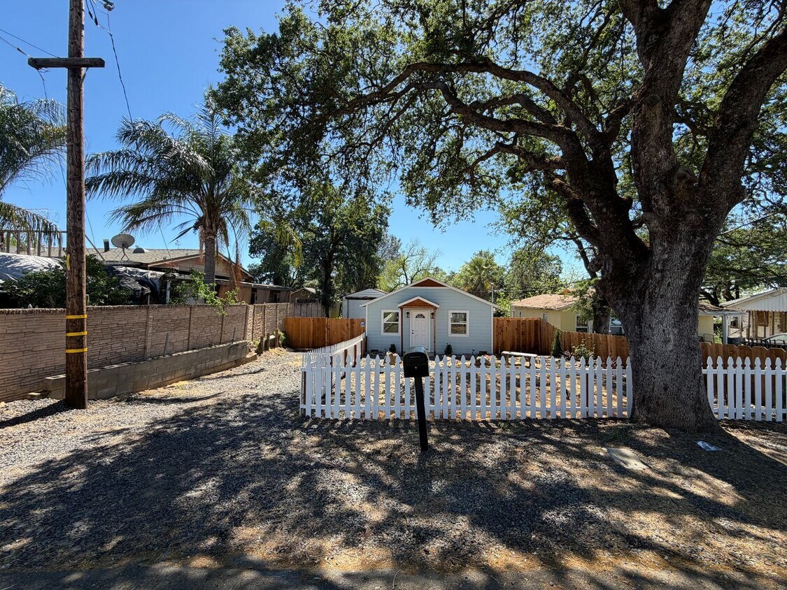 Foto del edificio - Fully Renovated 3BR Home | New HVAC + Washer/Dryer + Stainless Appliances | Designer Finishes | O...