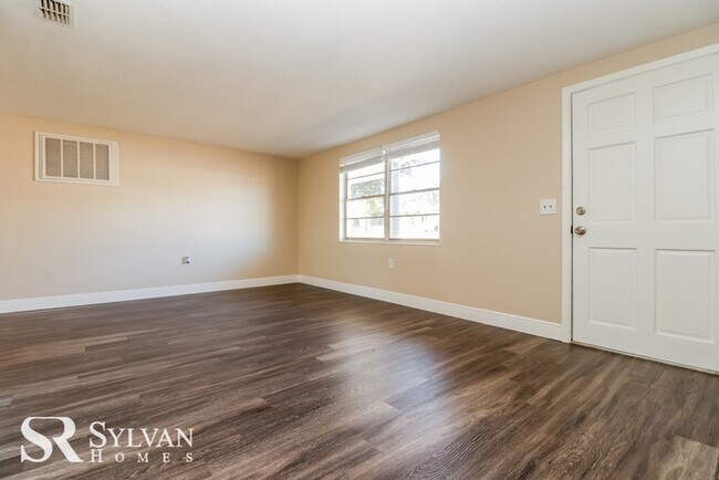 Building Photo - Spacious 2BR 1BA Hudson home now leasing!