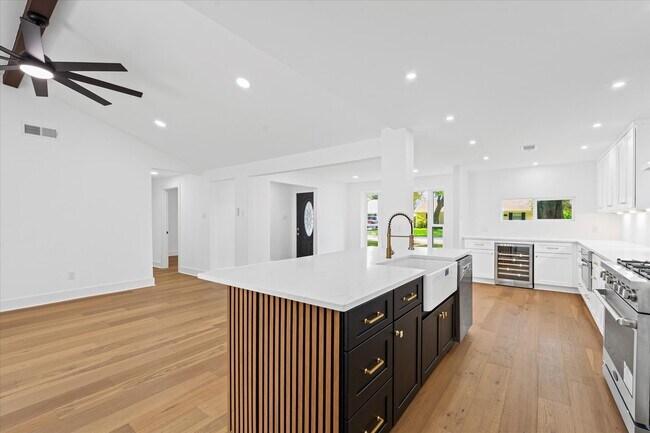 Foto del edificio - 10730 Wickersham Ln