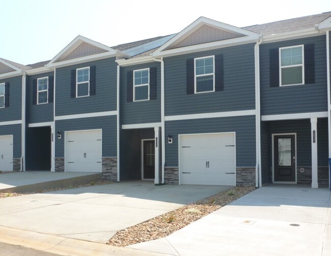 Building Photo - 1023 Saylors Pl