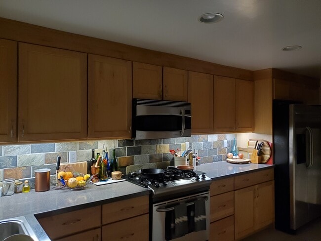 Kitchen Backsplash Lighting - 11946 Dorothy St