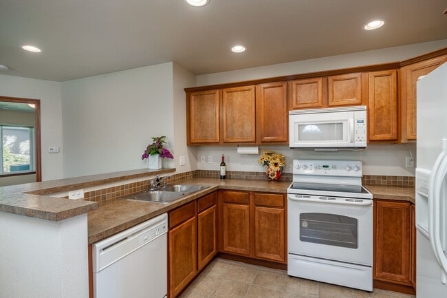 Building Photo - 2 Bed 2 Bath Home - 55+ Community Only