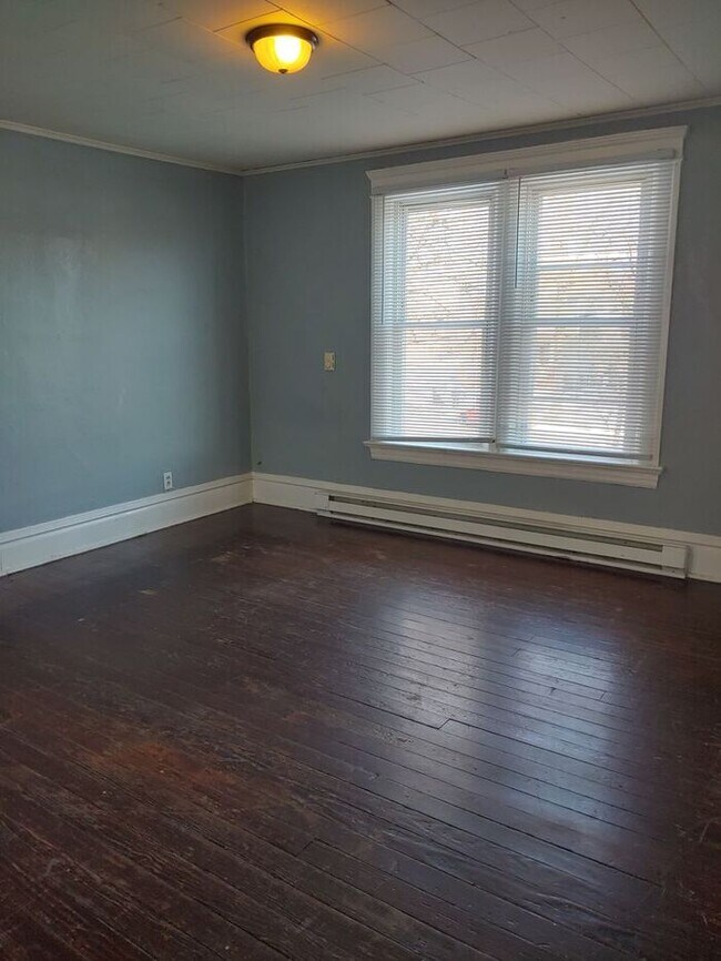 Building Photo - Charming Broadway Apartment!