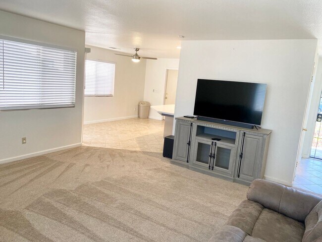Foto del edificio - 3 br, 2 bath House - 5739 W Santa Ana Ave