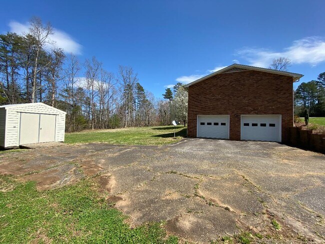Building Photo - 232 Gene Moretz Ln