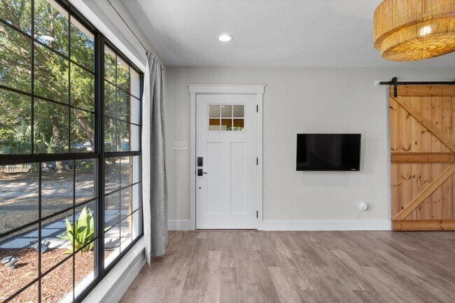 Building Photo - Stunning Elliot Point Home!