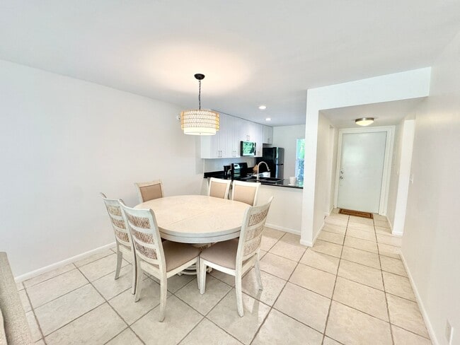 Building Photo - ** KINGS LAKE ** 2 BED / 2 BATH - CONDO - ...