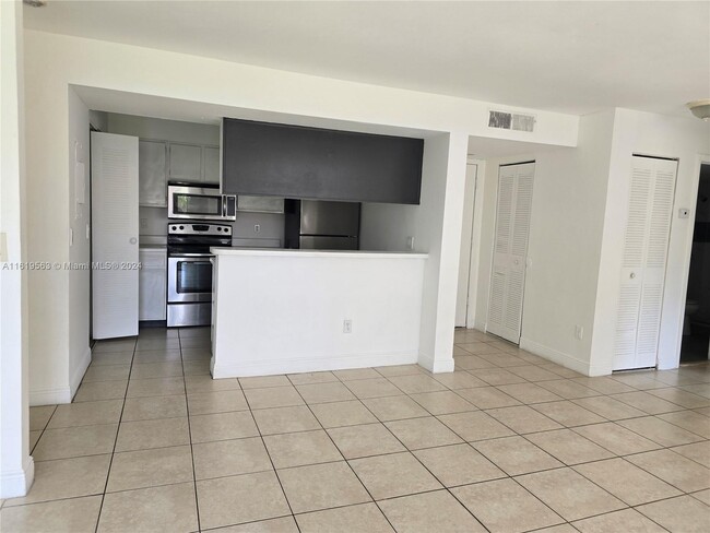 Building Photo - 1241 SW 46th Ave