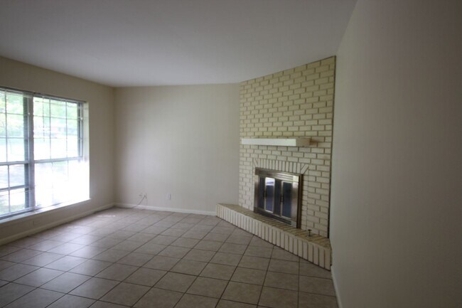 Foto del edificio - 3306 Greg Ln