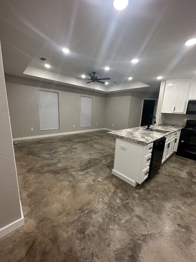 Building Photo - 3 BED 2 BATH HOUSE ON AN ACRE OF LAND! Pet...