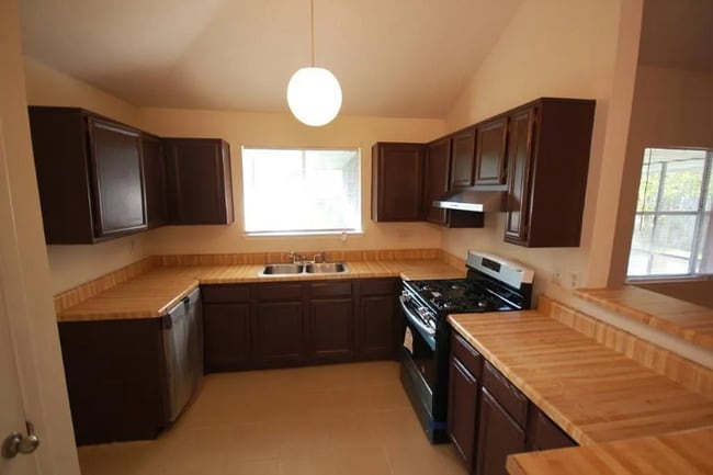 Foto del edificio - 22111 Pearl Lake Dr